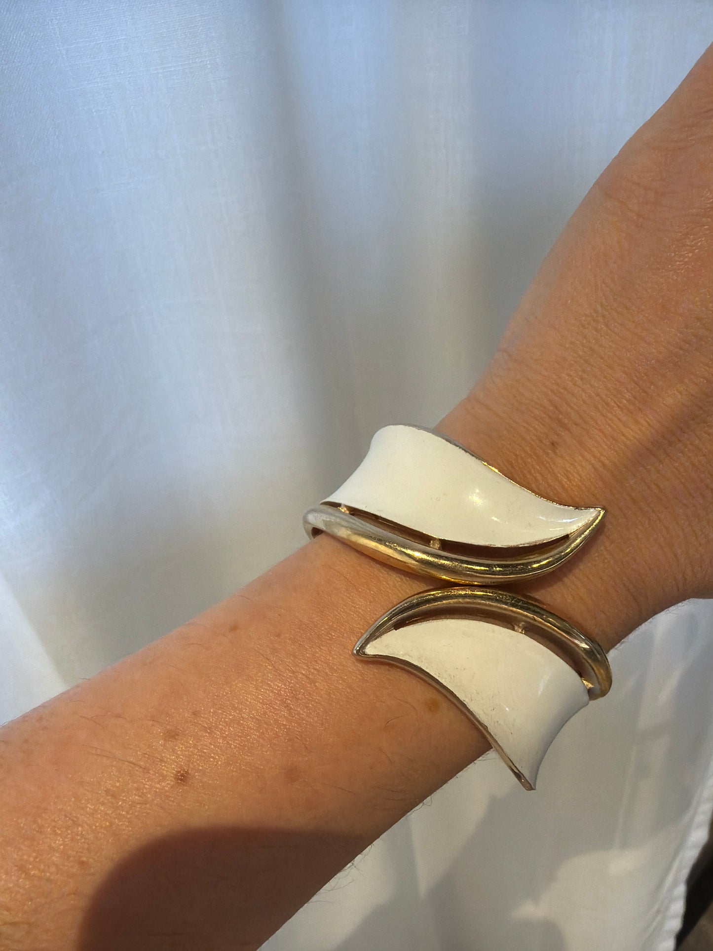 TRIFARI WHITE ENAMEL HINGED BANGLE