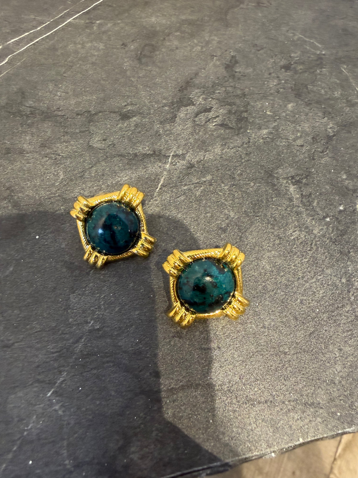 GREEN STONE POST EARRINGS