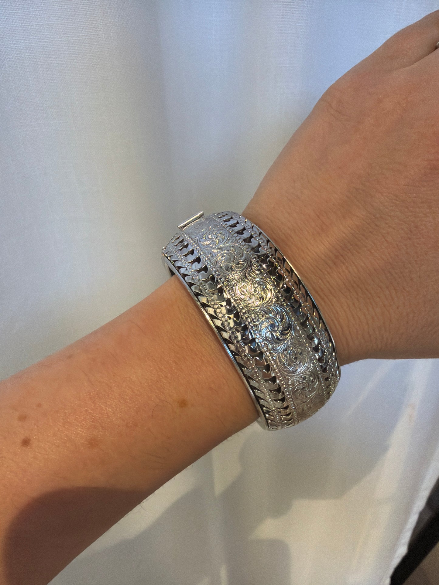 TRIFARI SILVER ETCHED HINGED BANGLE