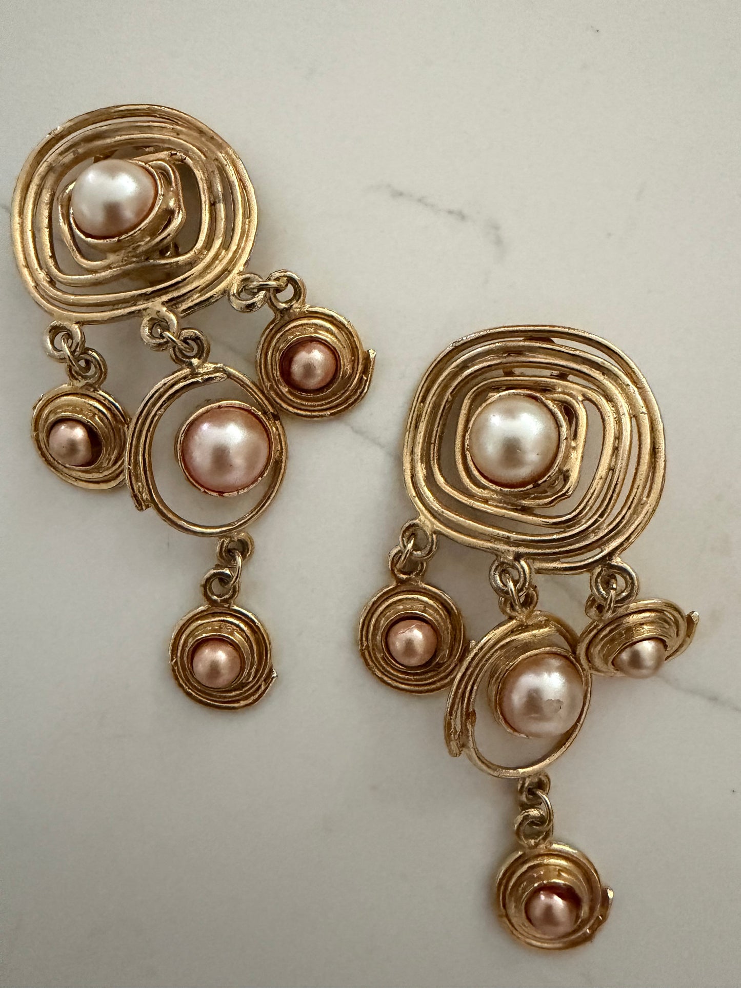 UNSIGNED GOLD AND PINK FAUX PEARL CALDER STYLE DROP CLIP ON EARRINGS