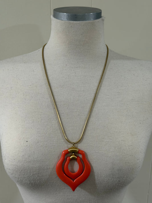 CORAL PLASTIC ARTICULATED PENDANT NECLKLACE
