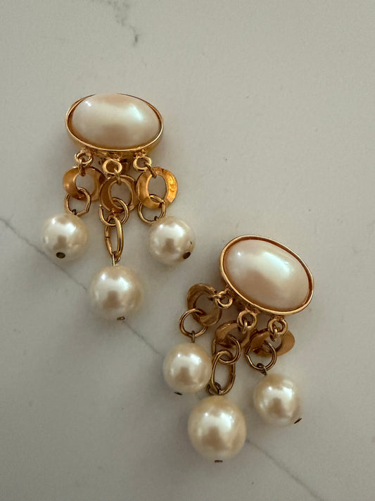 UNSIGNED GOLD AND FAUX PEARL BAUBLE DROP CLIP ON EARRINGS