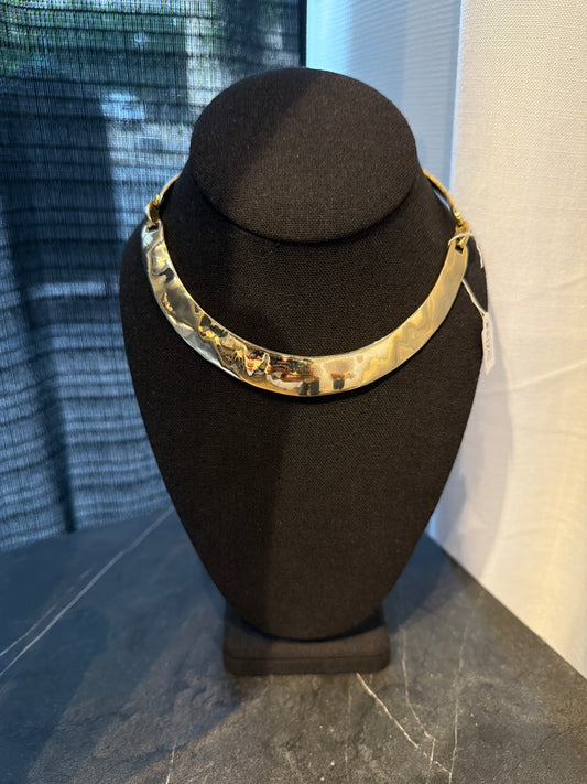 GAY BOYER HAMMERED GOLD TONE COLLAR NECKLACE