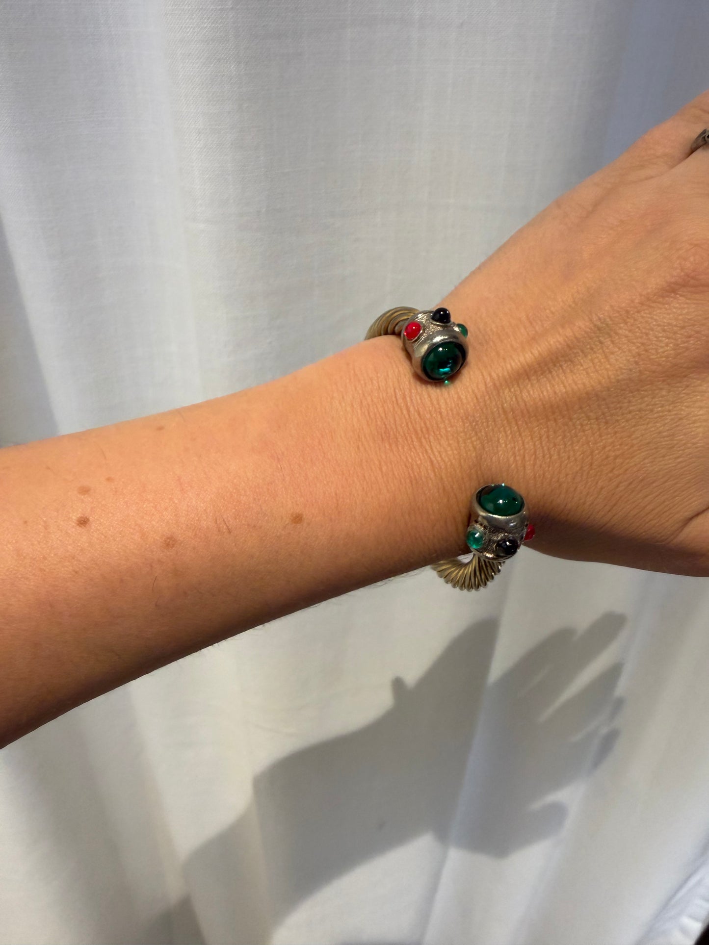 UNSIGNED FAUX COLORFUL GRIPOIX TWISTED OPEN BANGLE