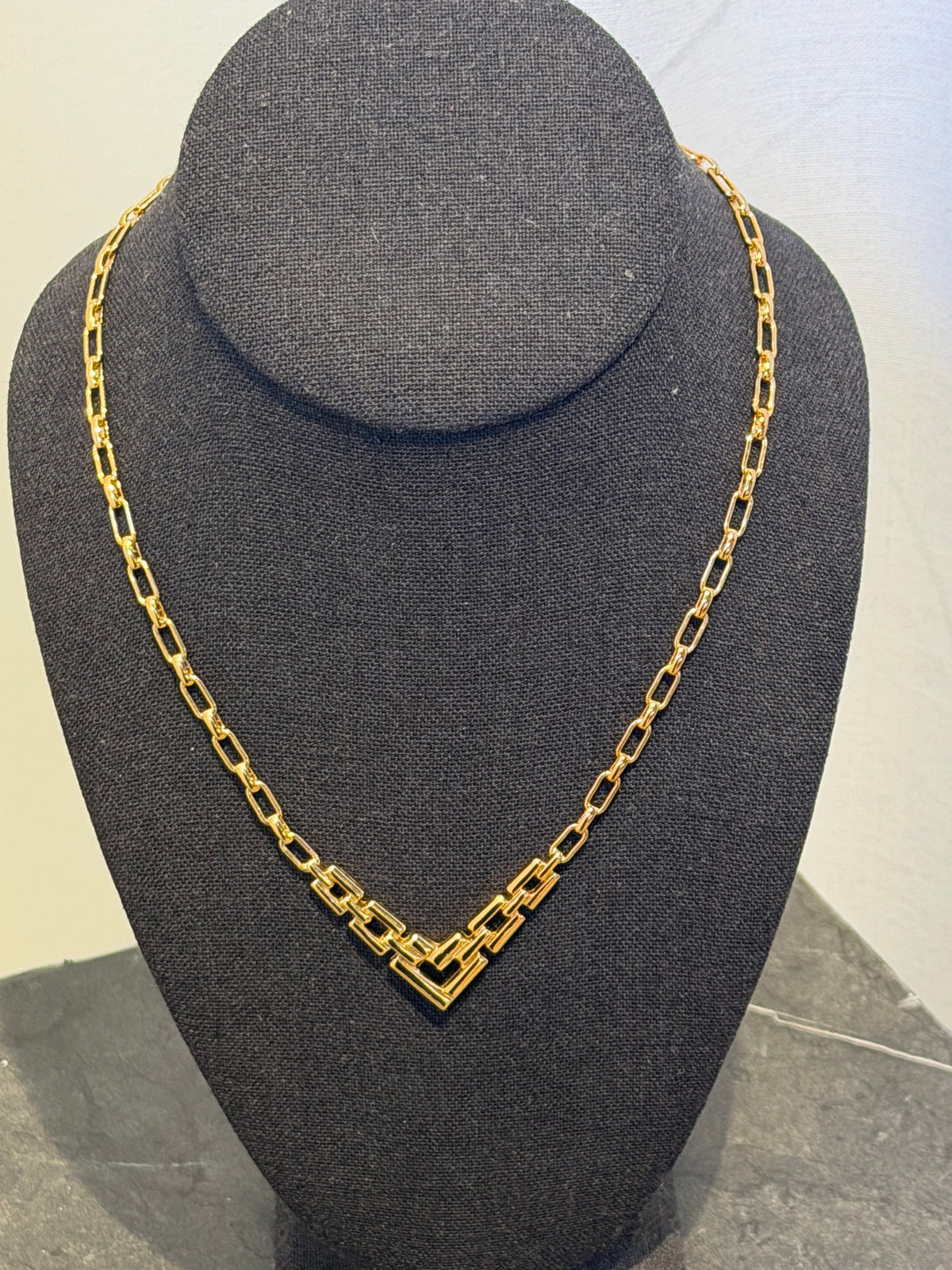 AVON GRADUATED LINK NECKLACE
