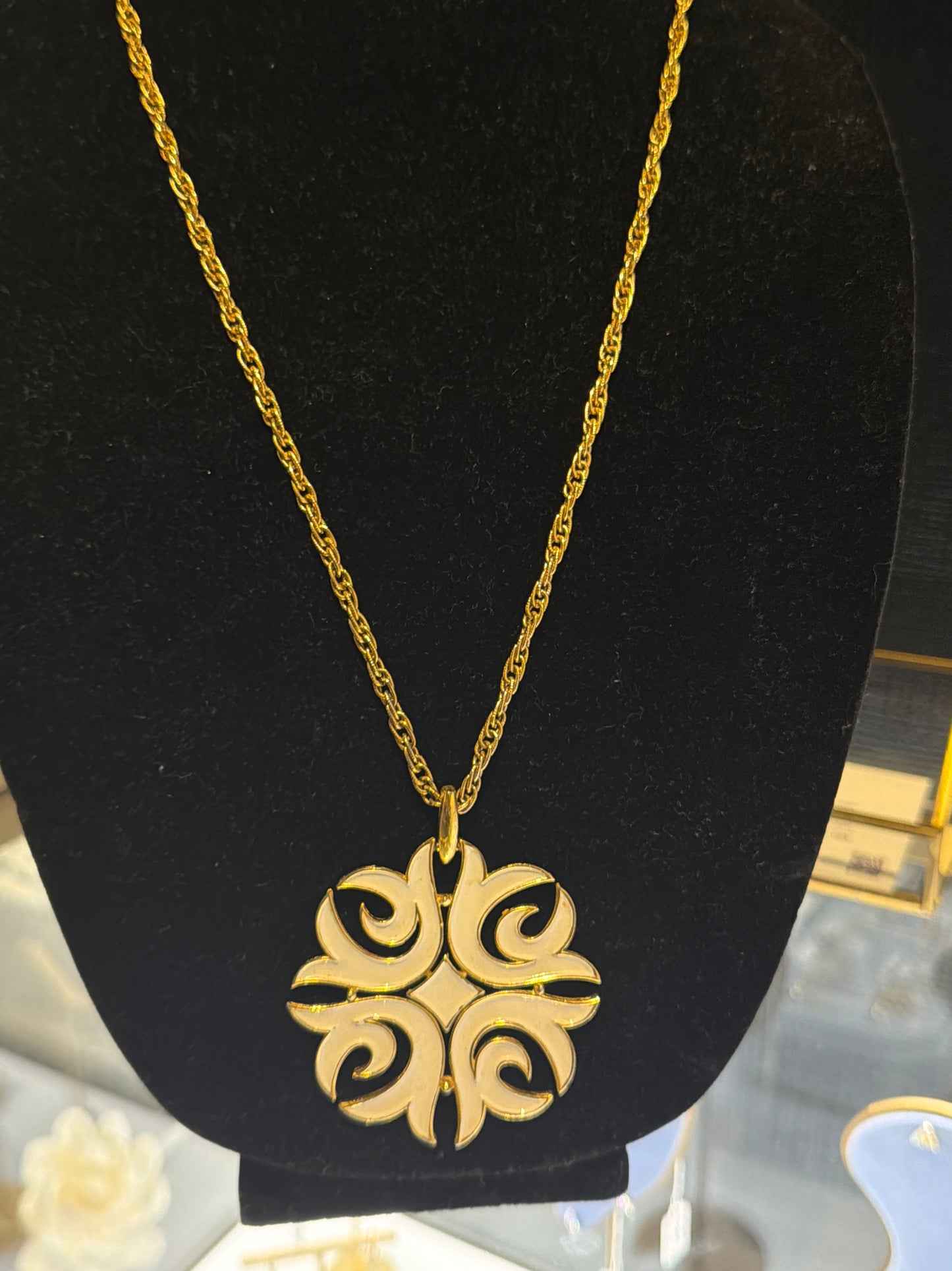 TRIFARI CREAM AND WHITE PENDANT NECKLACE