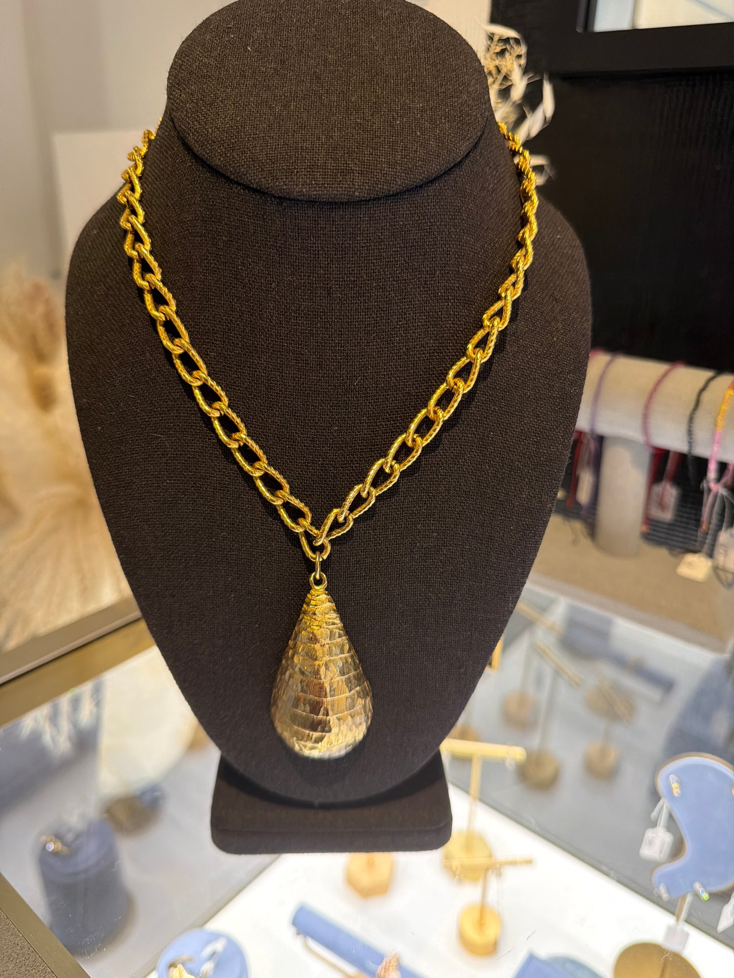 TEXTURED PENDANT NECKLACE