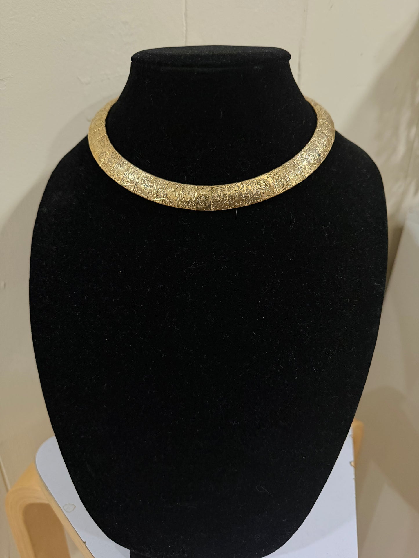 GOLD ETCHED COLLAR NECKLACE