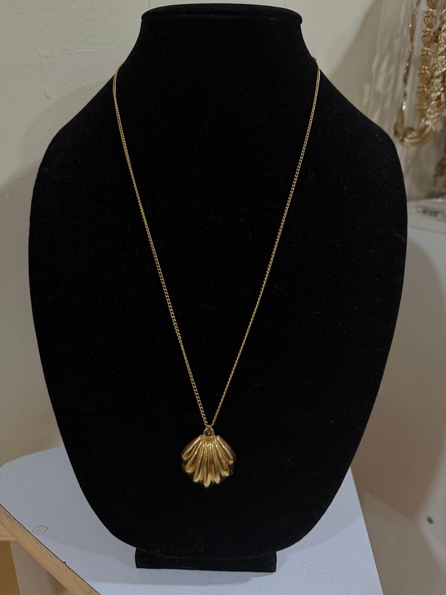 MONET GOLD CLAM SHELL PENDANT NECKLACE