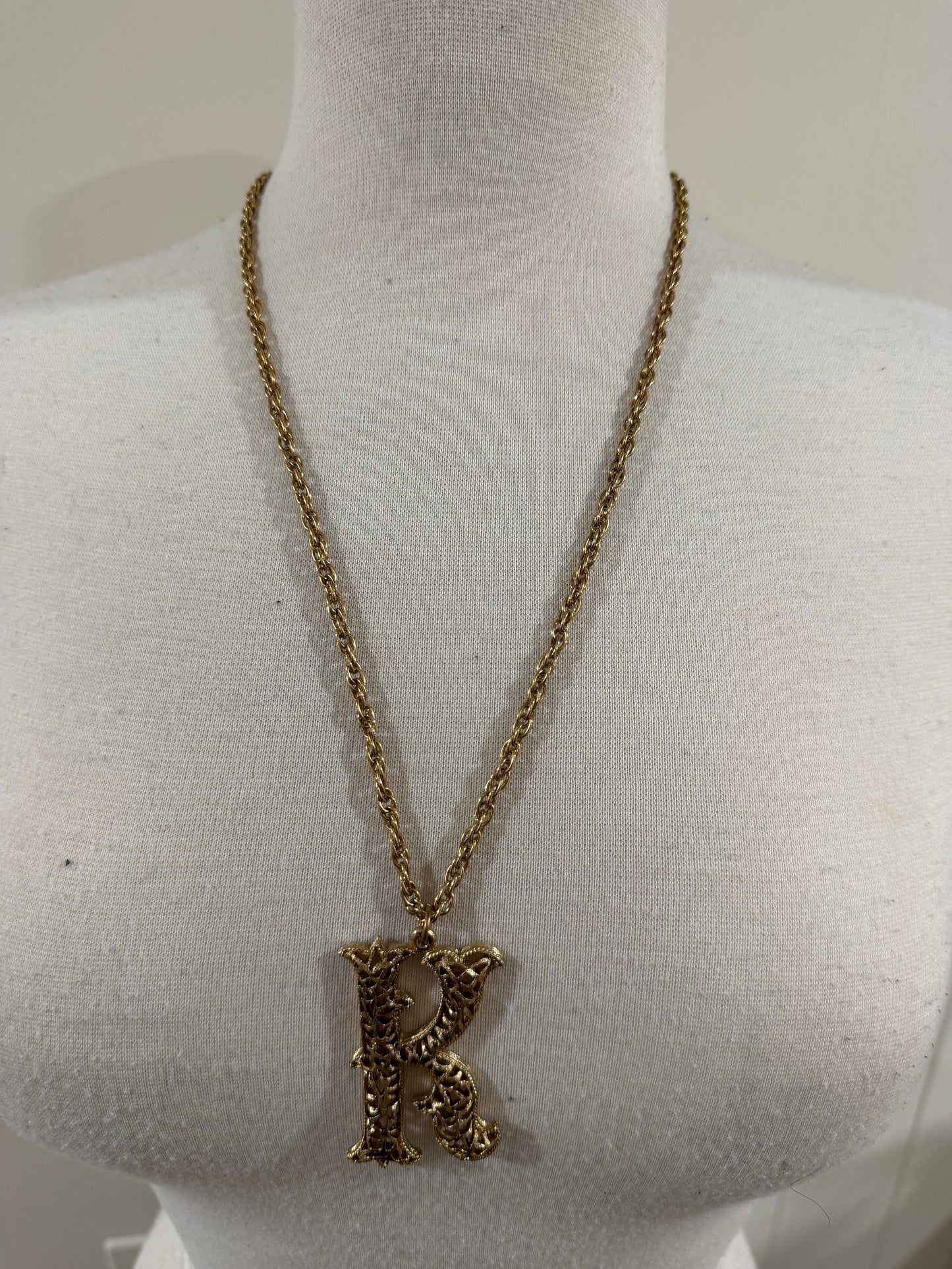 UNSIGNED GOLD OVERSIZED K PENDANT NECKLACE