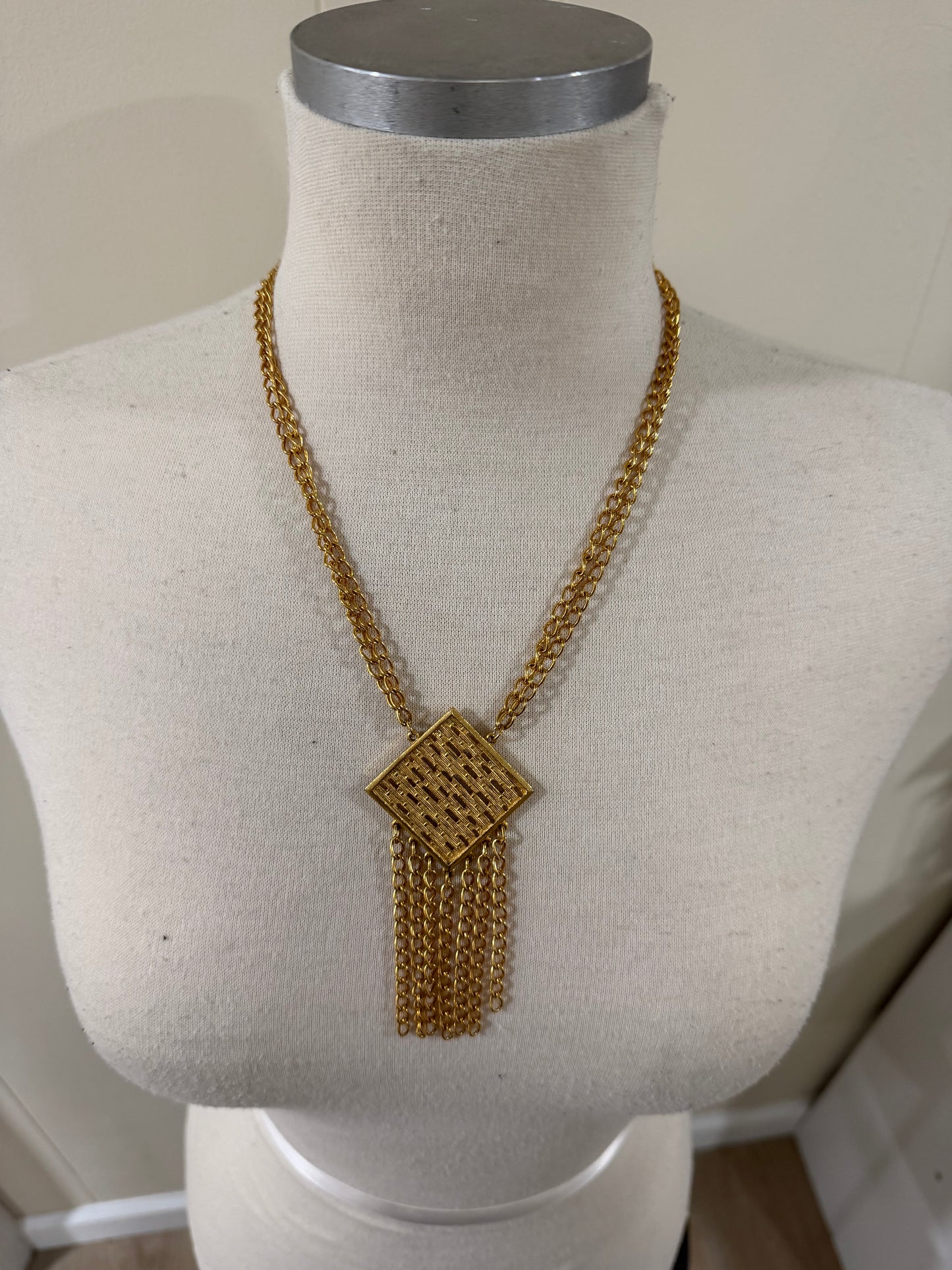 UNSIGNED GOLD GEOMETRIC TASSEL PENDANT NECKLACE