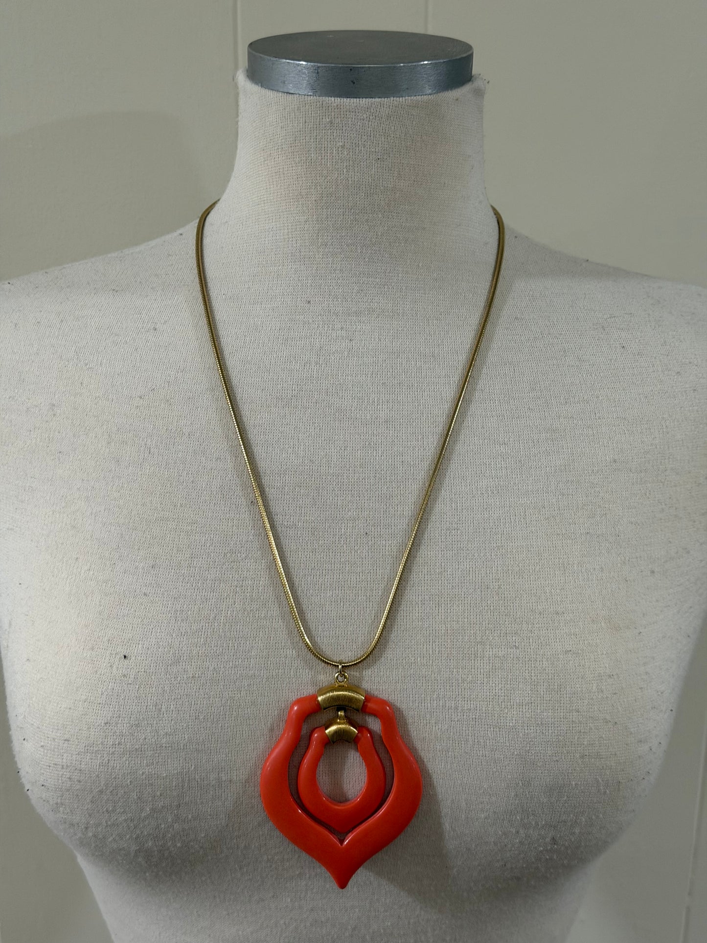 CORAL PLASTIC ARTICULATED PENDANT NECLKLACE