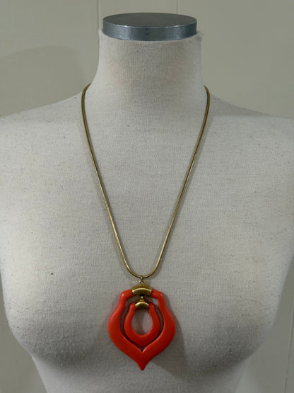 CORAL PLASTIC ARTICULATED PENDANT NECLKLACE