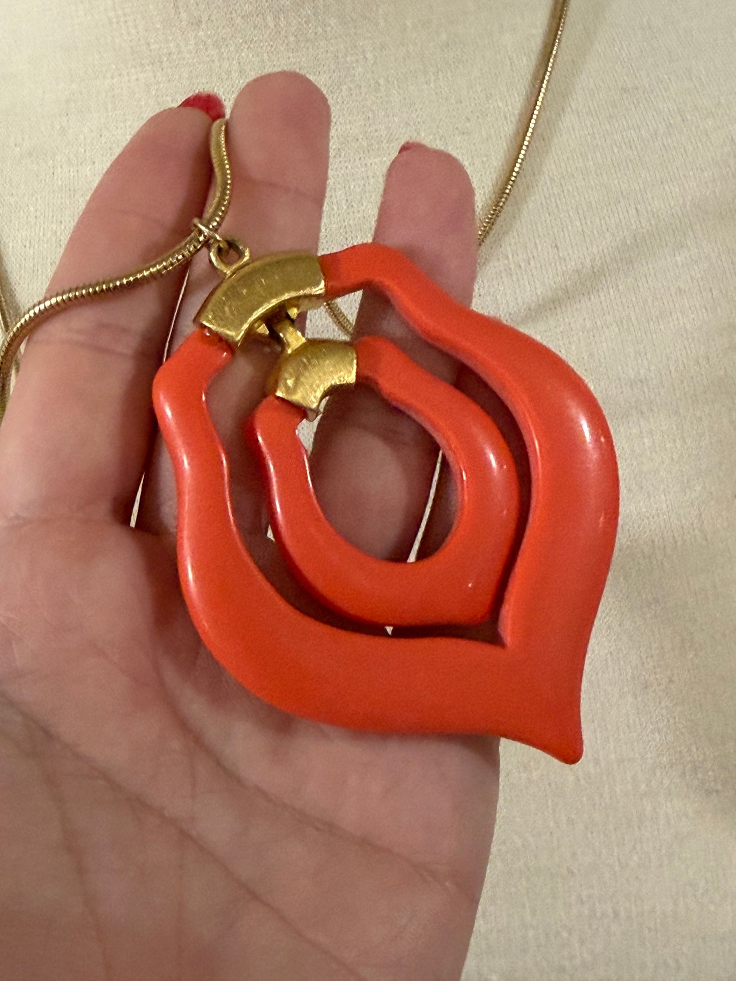 CORAL PLASTIC ARTICULATED PENDANT NECLKLACE
