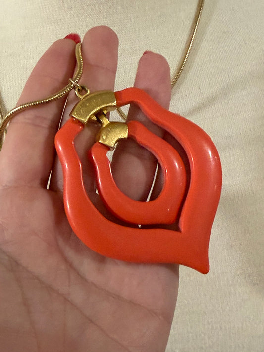 CORAL PLASTIC ARTICULATED PENDANT NECLKLACE