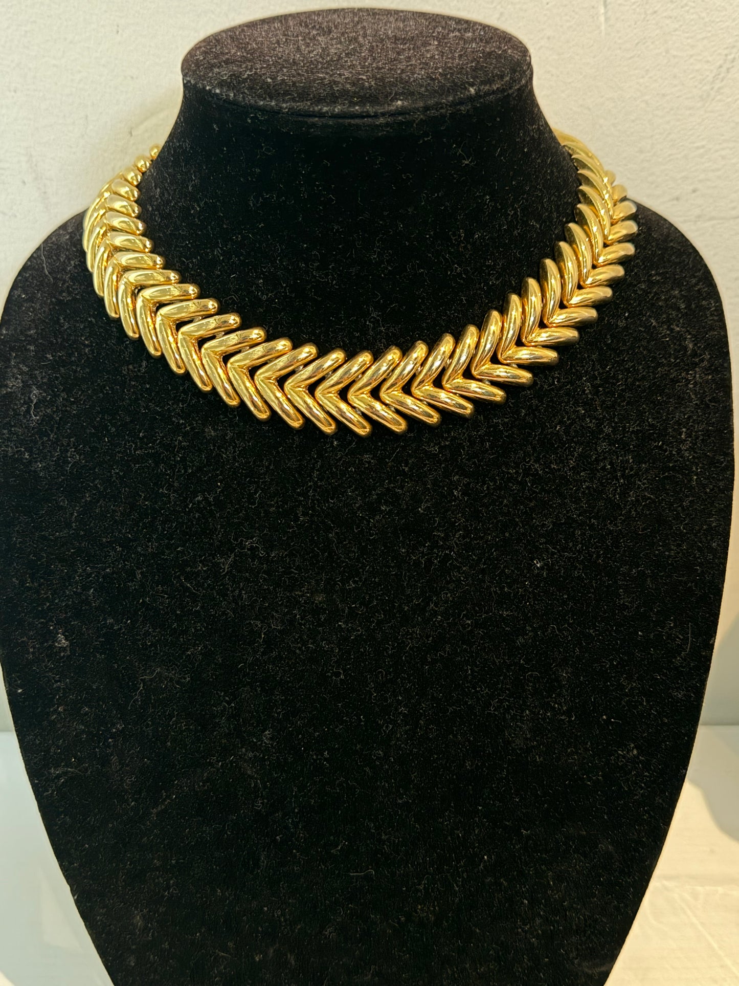 CHUNKY BUTTON CLOSURE CHEVRON NECKLACE