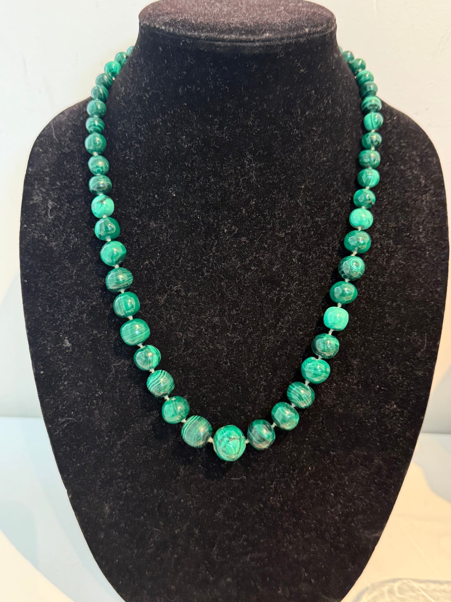 MALACHITE LONG BEADED NECKLACE
