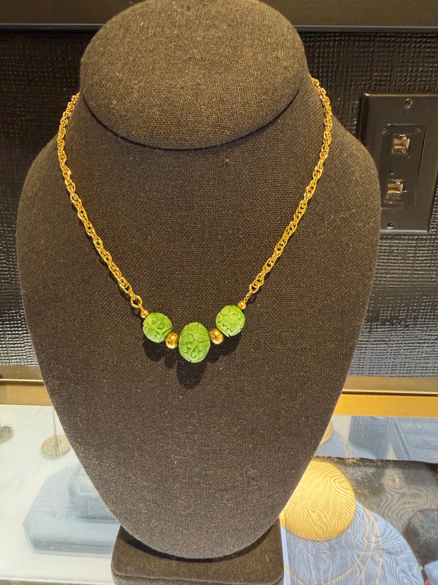 TRIFARI GREEN ETCHED BAUBLE NECKLACE