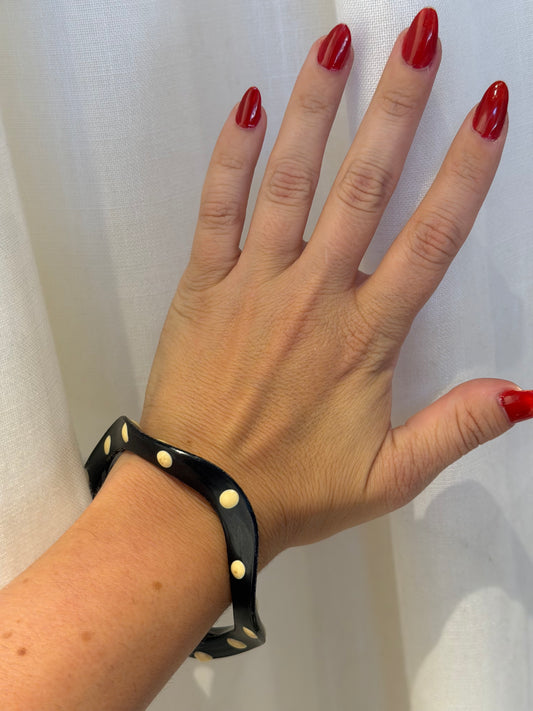 BLACK AND WHITE POLKA DOT WAVY BANGLE