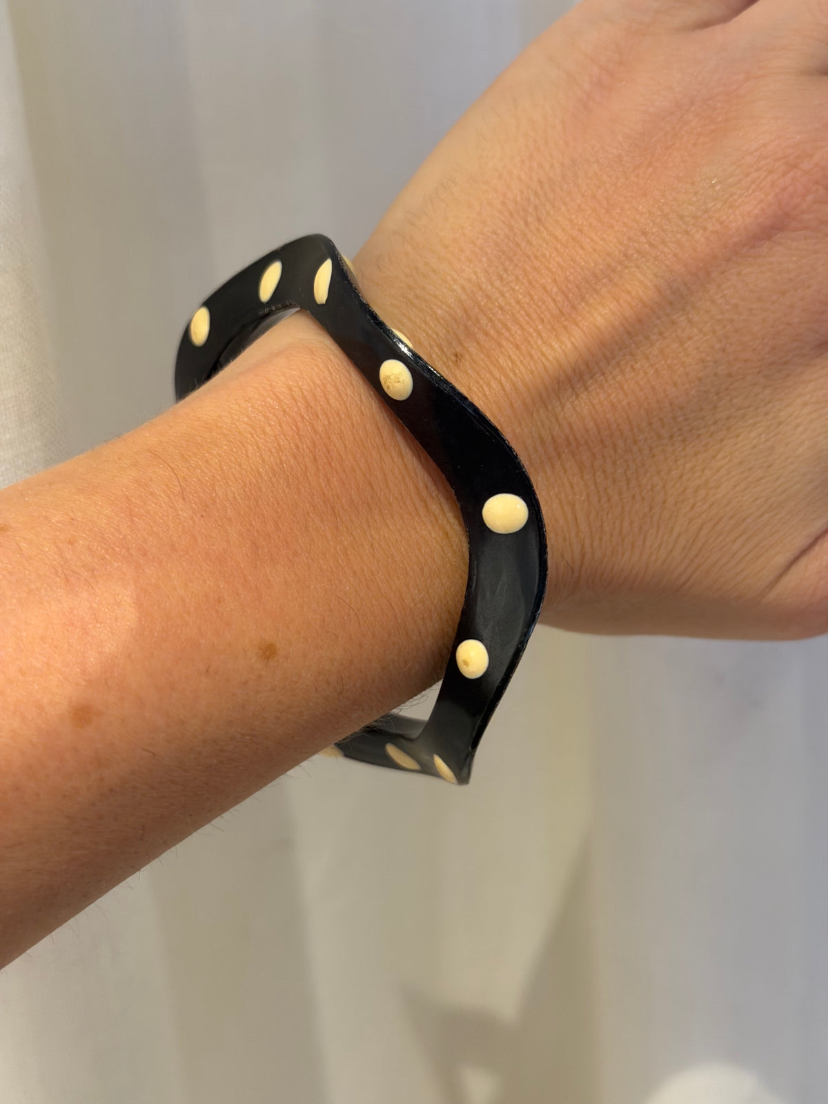 BLACK AND WHITE POLKA DOT WAVY BANGLE