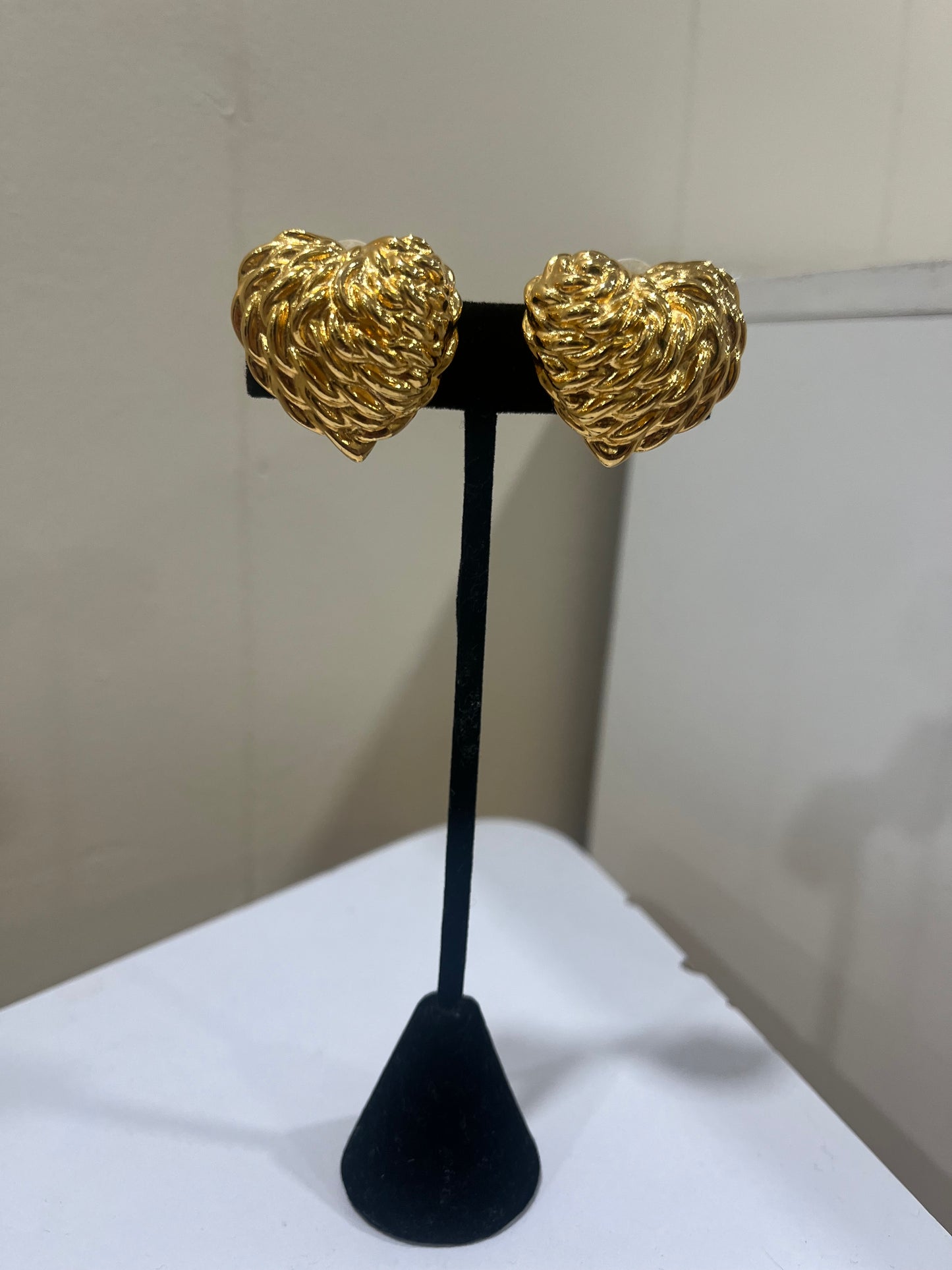 ANNE KLEIN TEXTURED HEART CLIP ON EARRINGS